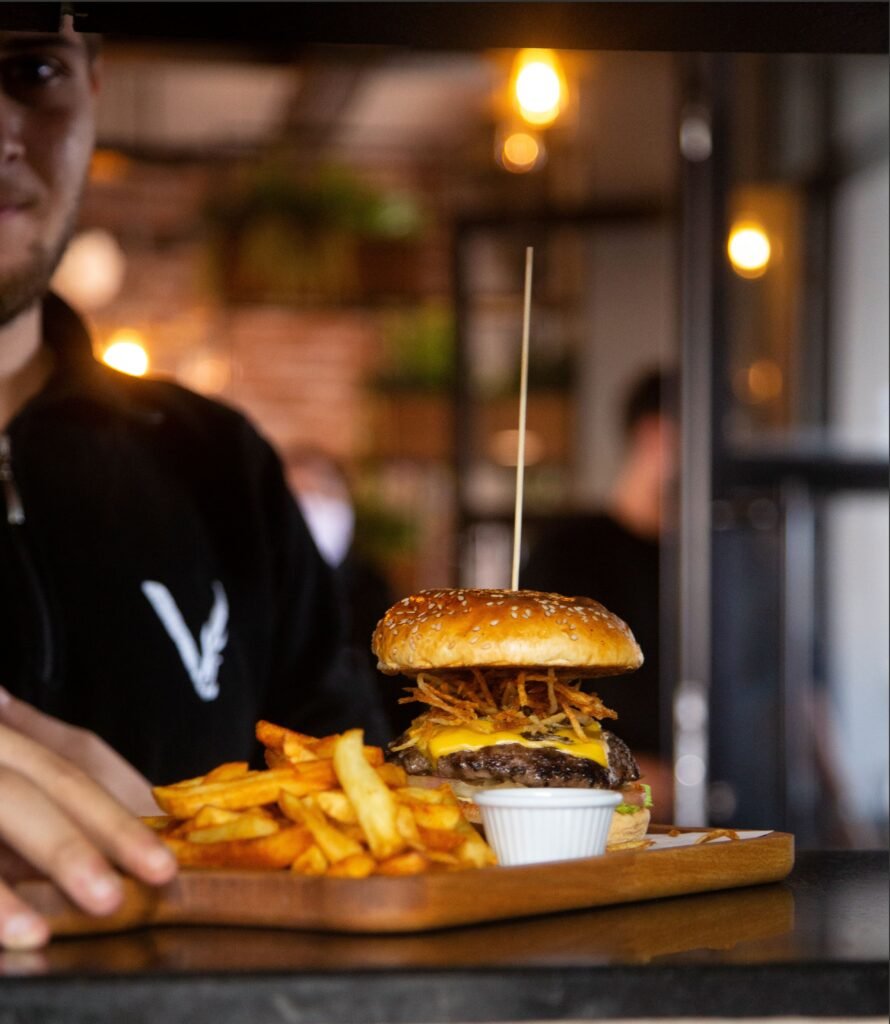 camarero con hamburguesa y patatas